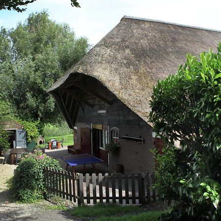 Quaint Farmhouse near River in Oosterwijk Leerdam Buitenkant foto