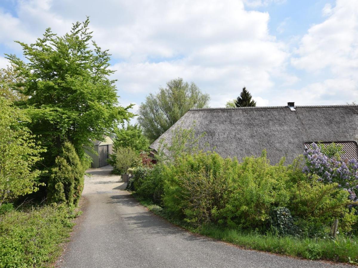 Quaint Farmhouse near River in Oosterwijk Leerdam Buitenkant foto