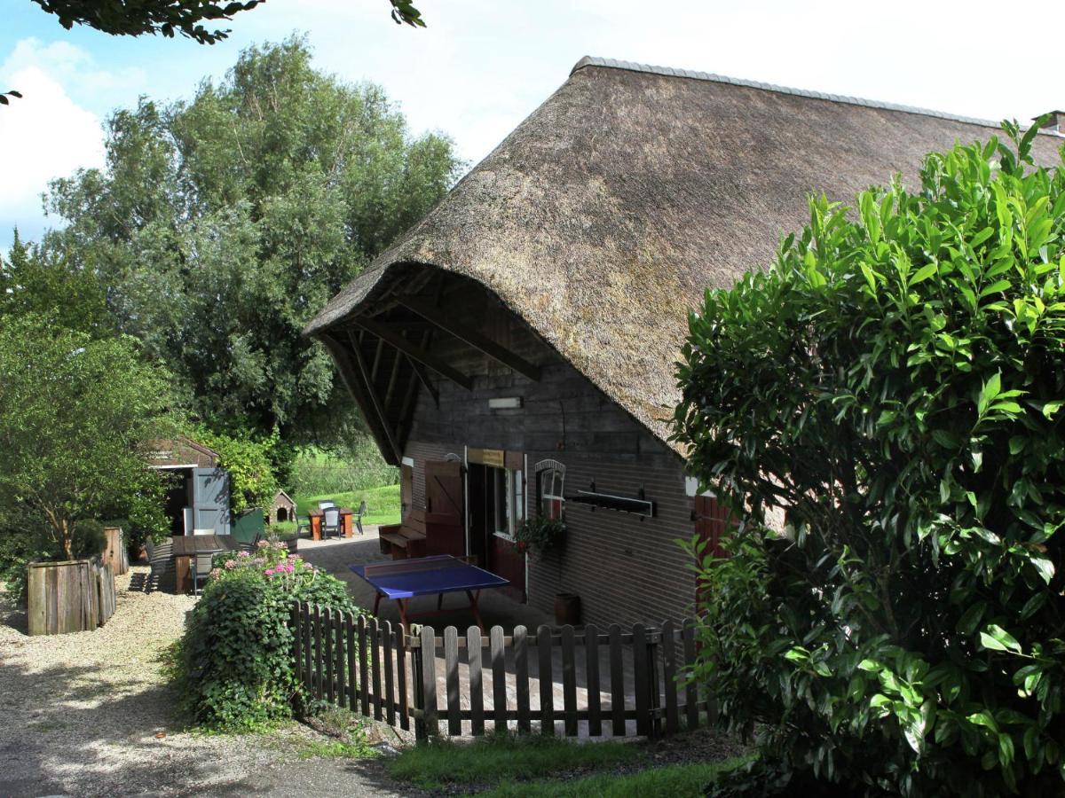 Quaint Farmhouse near River in Oosterwijk Leerdam Buitenkant foto