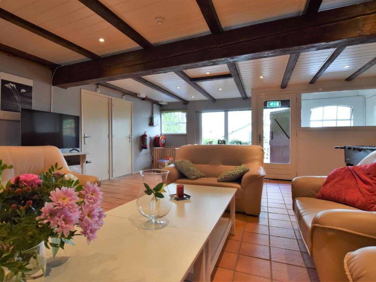 Quaint Farmhouse near River in Oosterwijk Leerdam Buitenkant foto